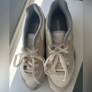 Reebok BB 4000 II unisex sneakers in chalk with lilac and gray detail